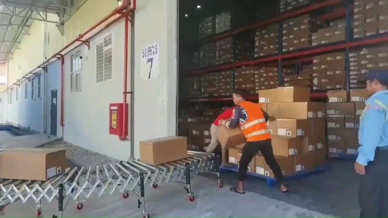 On-site operation demo of efficient truck loading using a multi-rib belt roller conveyor and Medium Hydraulic Conveyor in a finished home appliances warehouse