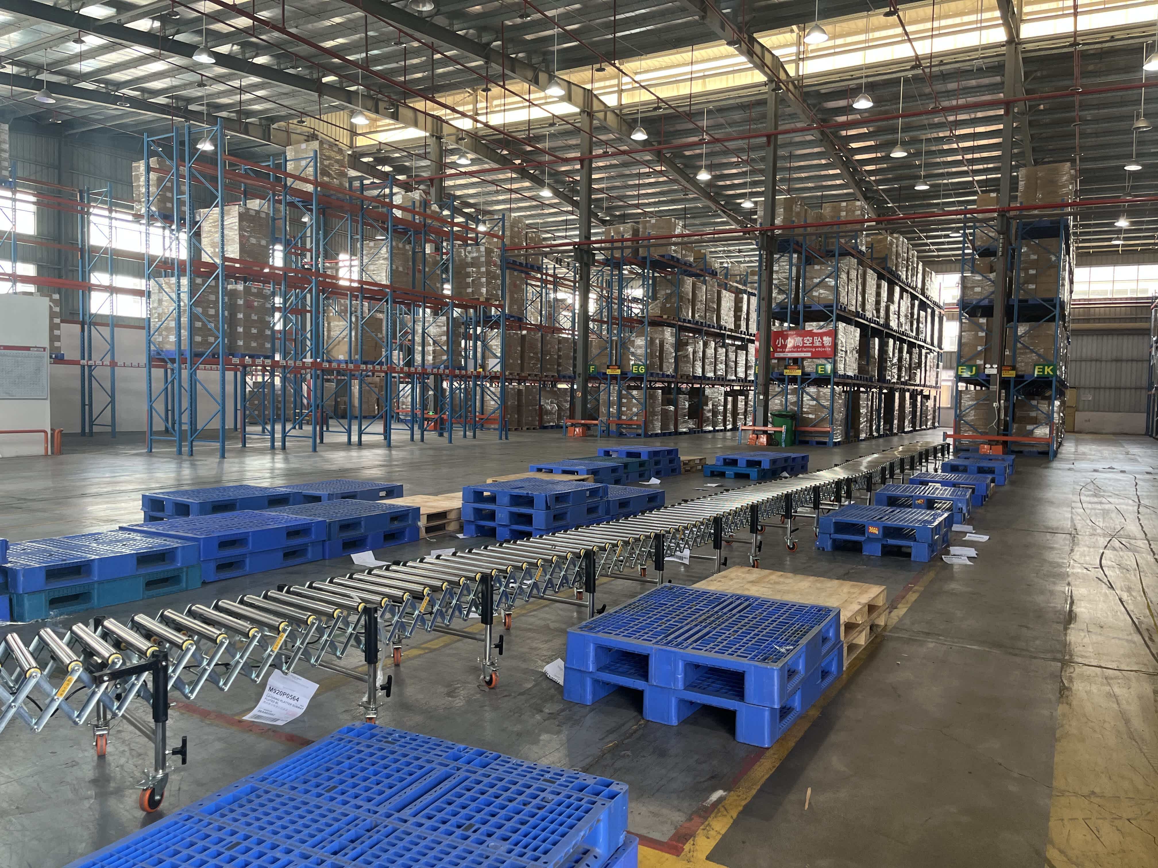 Using a roller conveyor in a large warehouse