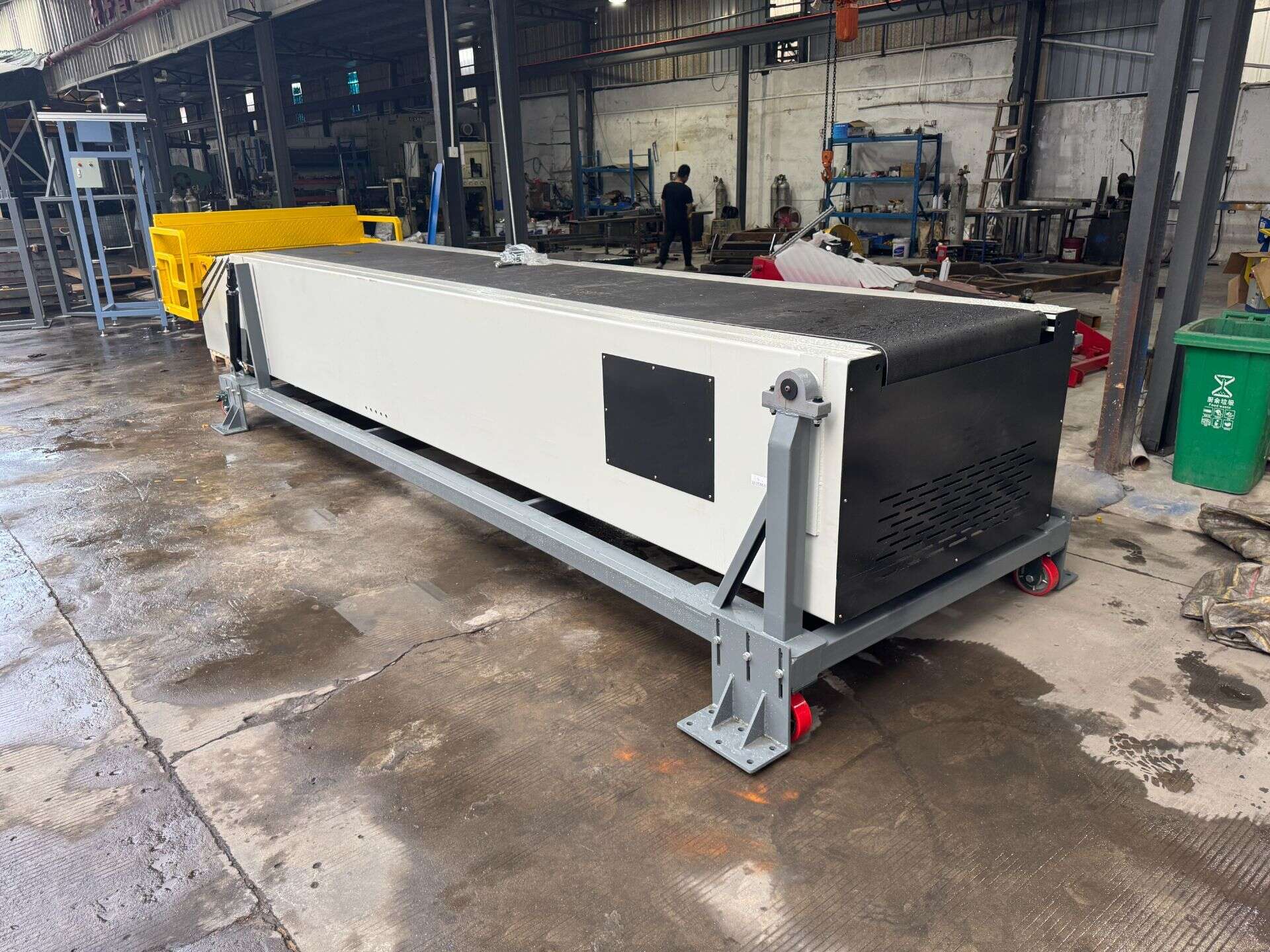 4-section Telescopic Conveyor Side View