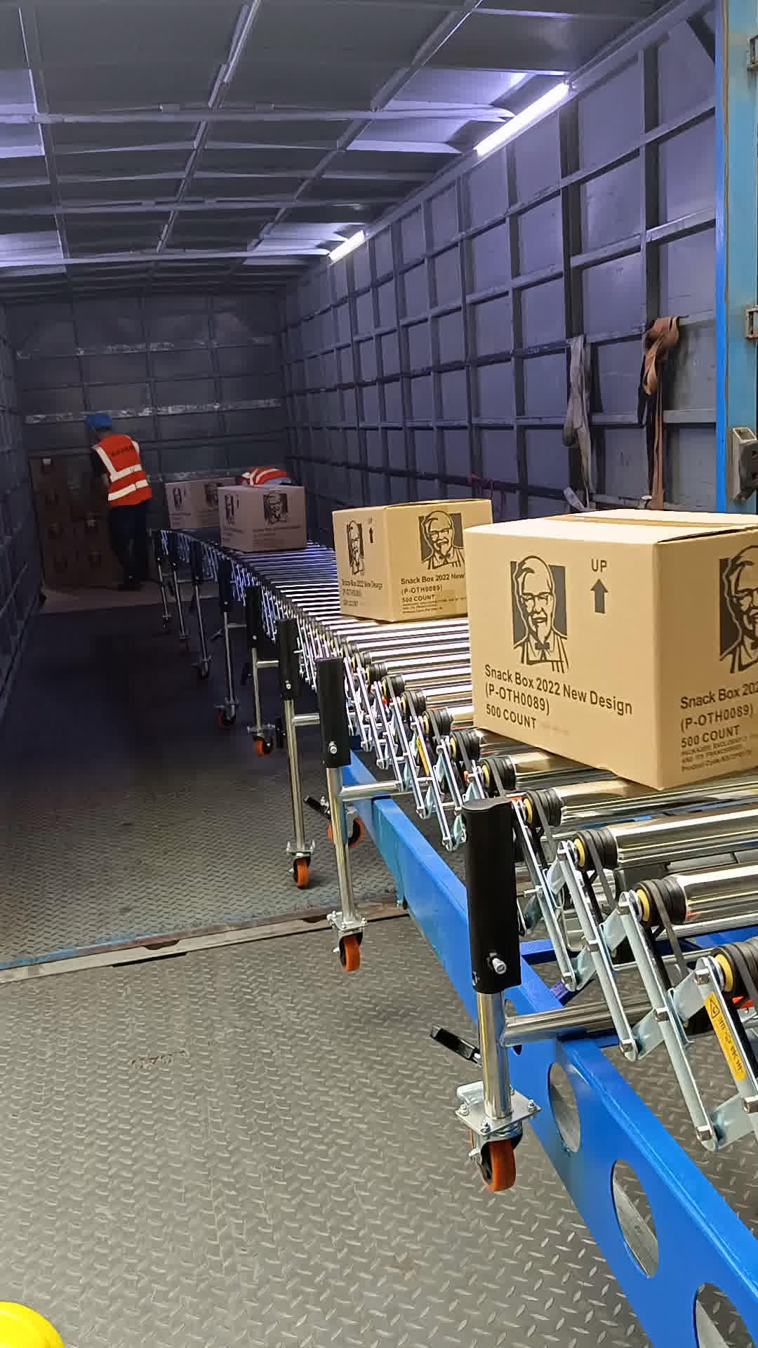 Conveyor System Medium Roller Multi-Wedge Belt with Goods Inside the Truck Compartment