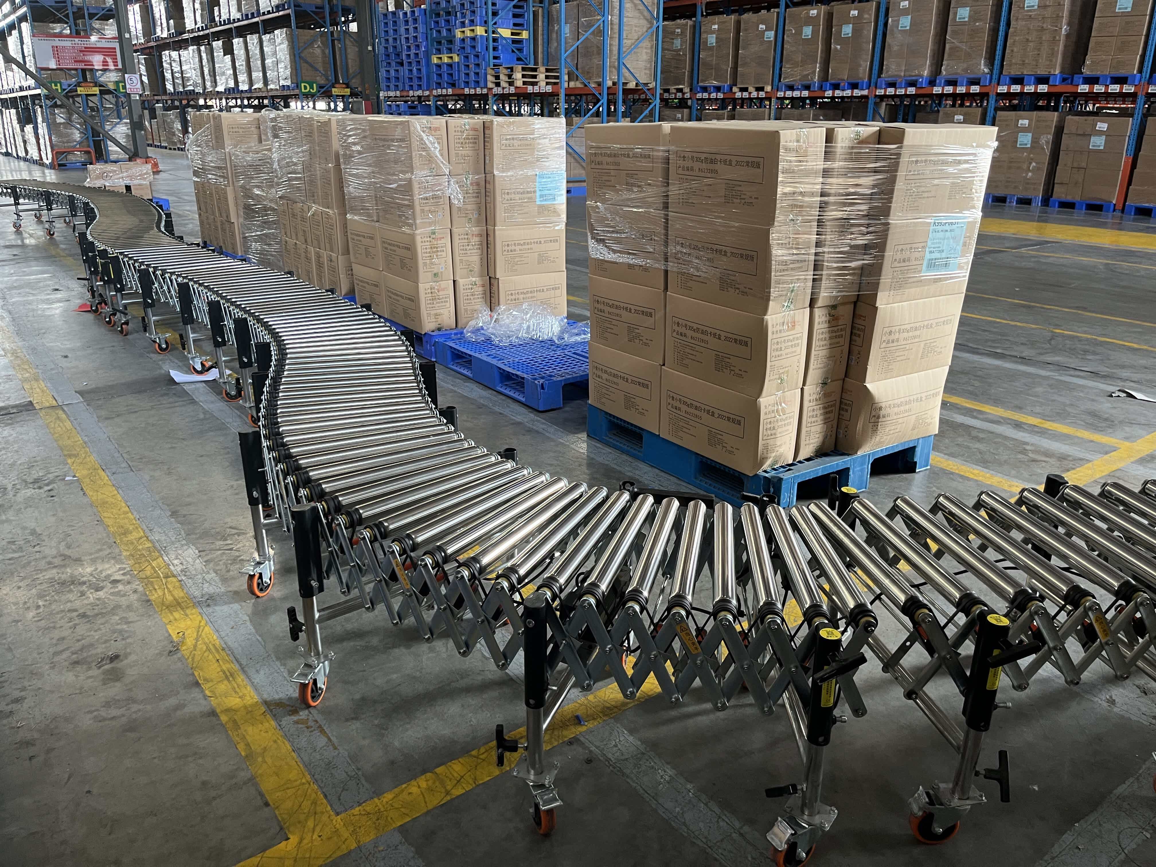 Roller Conveyor Turning Freely in the Warehouse