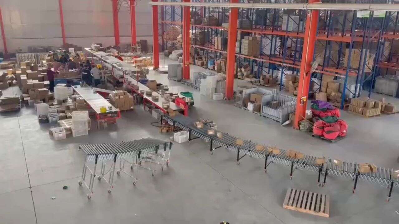 Analysis of the Throughput Capacity of Loading and Unloading Conveyors