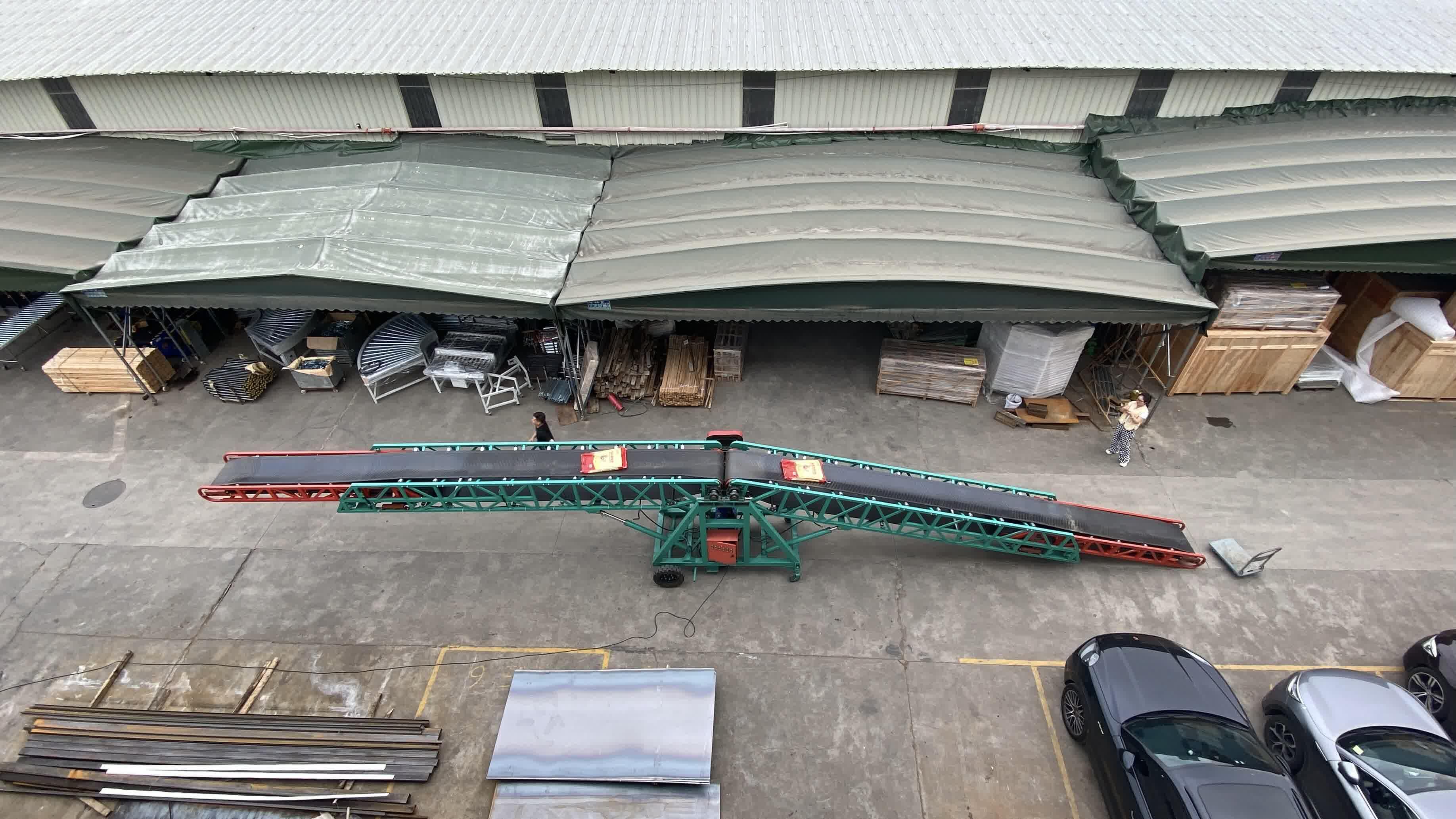 Feed mill floor conveying: Double Wing Conveyor