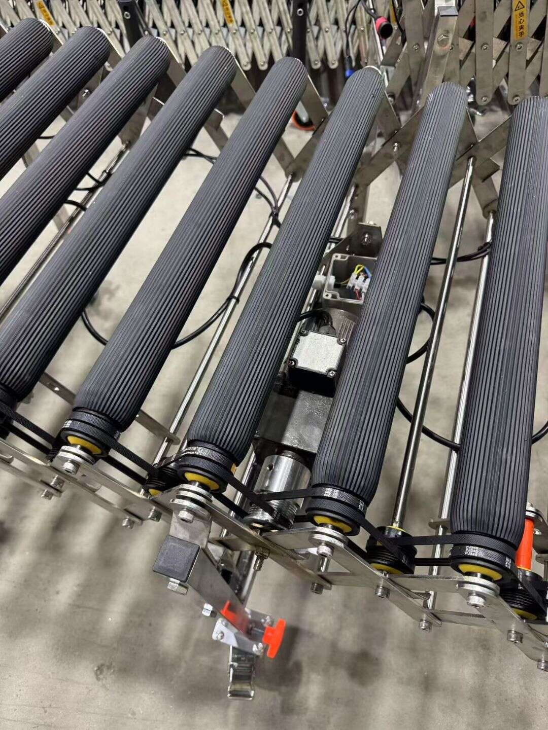 The multi-wedge belt Powered Rubber-Covered Roller Conveyor