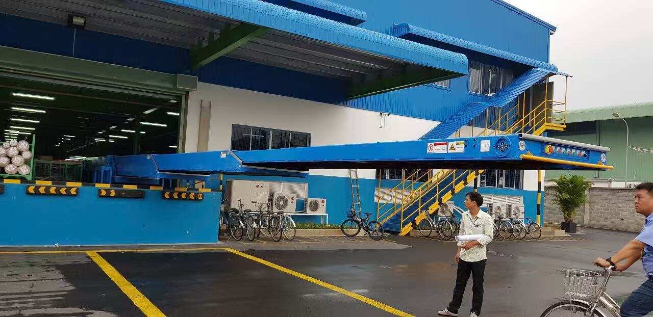 4-section Telescopic Conveyor standard model in extended state