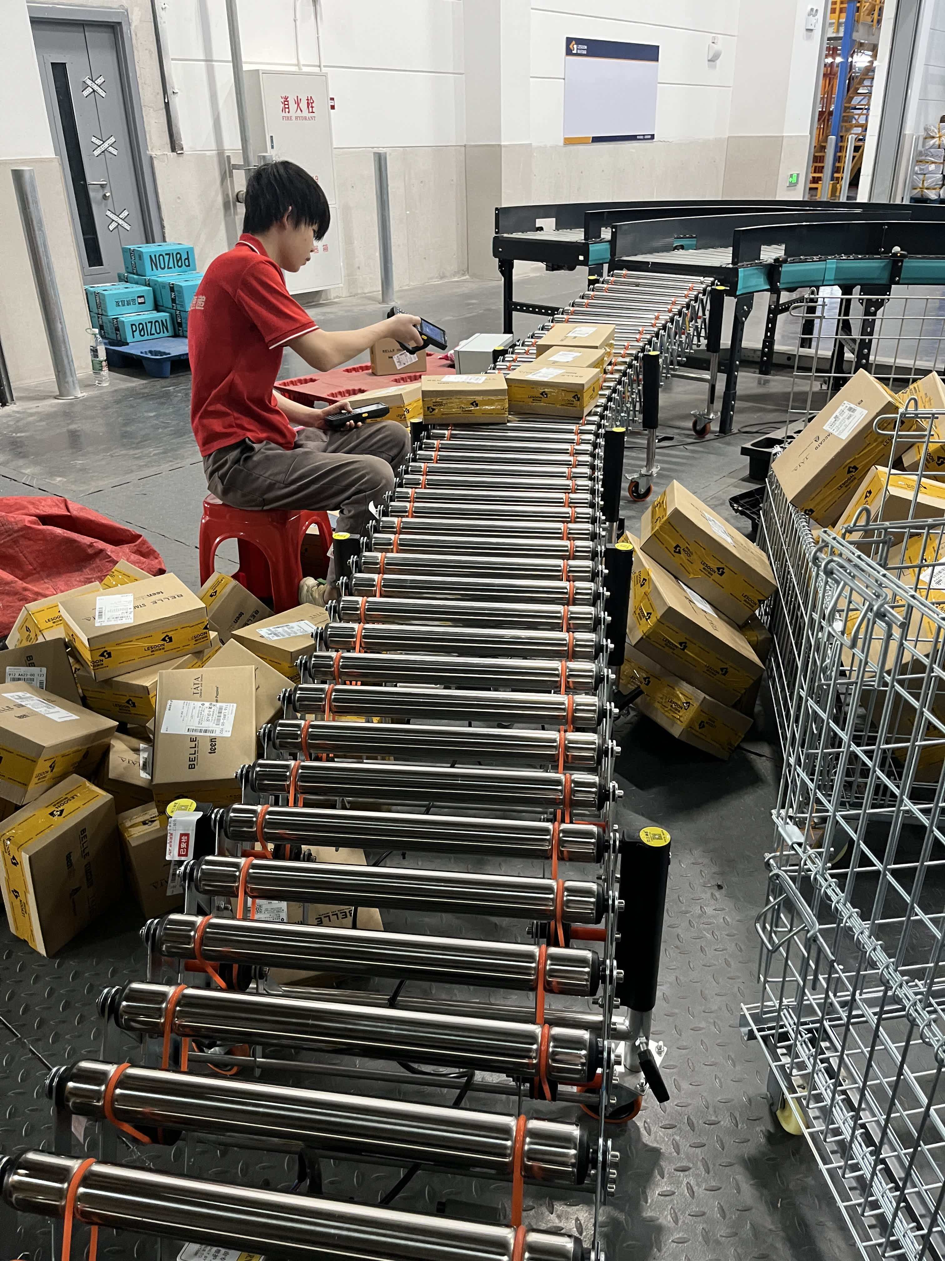 Roller conveyor links the intelligent warehouse conveyor