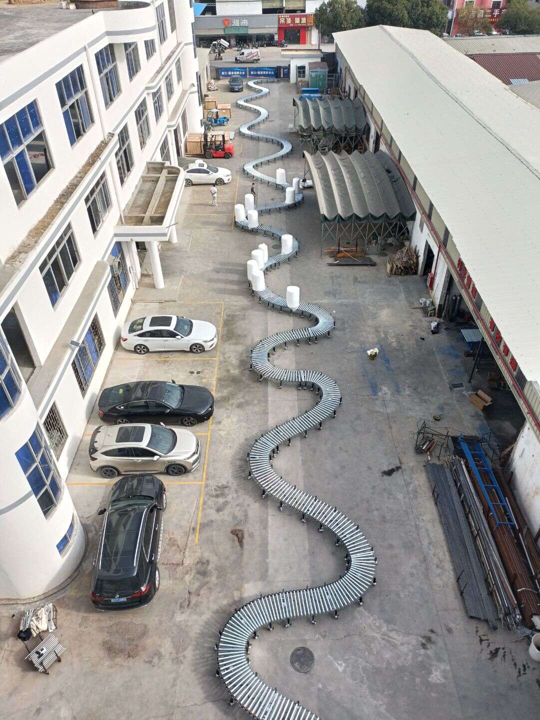 Unloading book cartons with telescopic conveyors