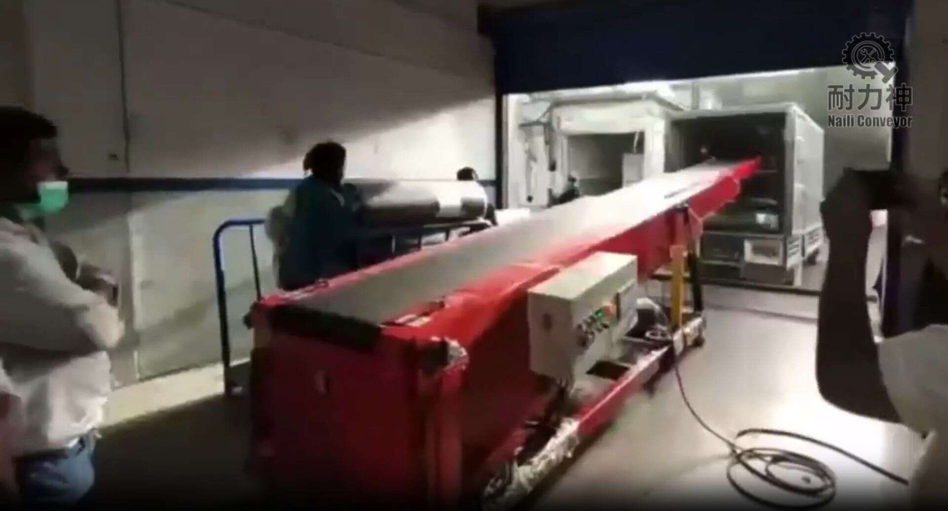 Fabric Factory Fabric Roll Loading Case