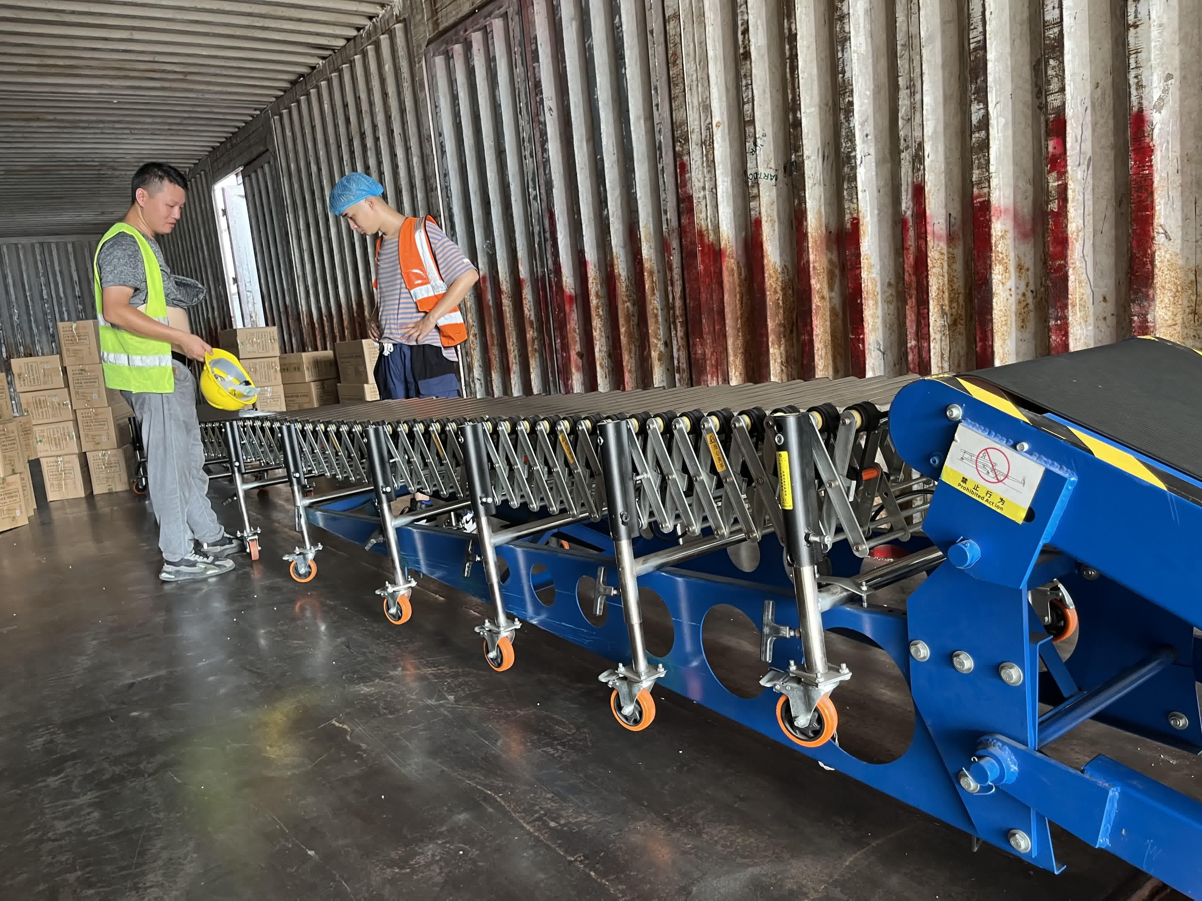 Incline Conveyor Medium Roller Multi-Wedge Belt Case Inside the Carton