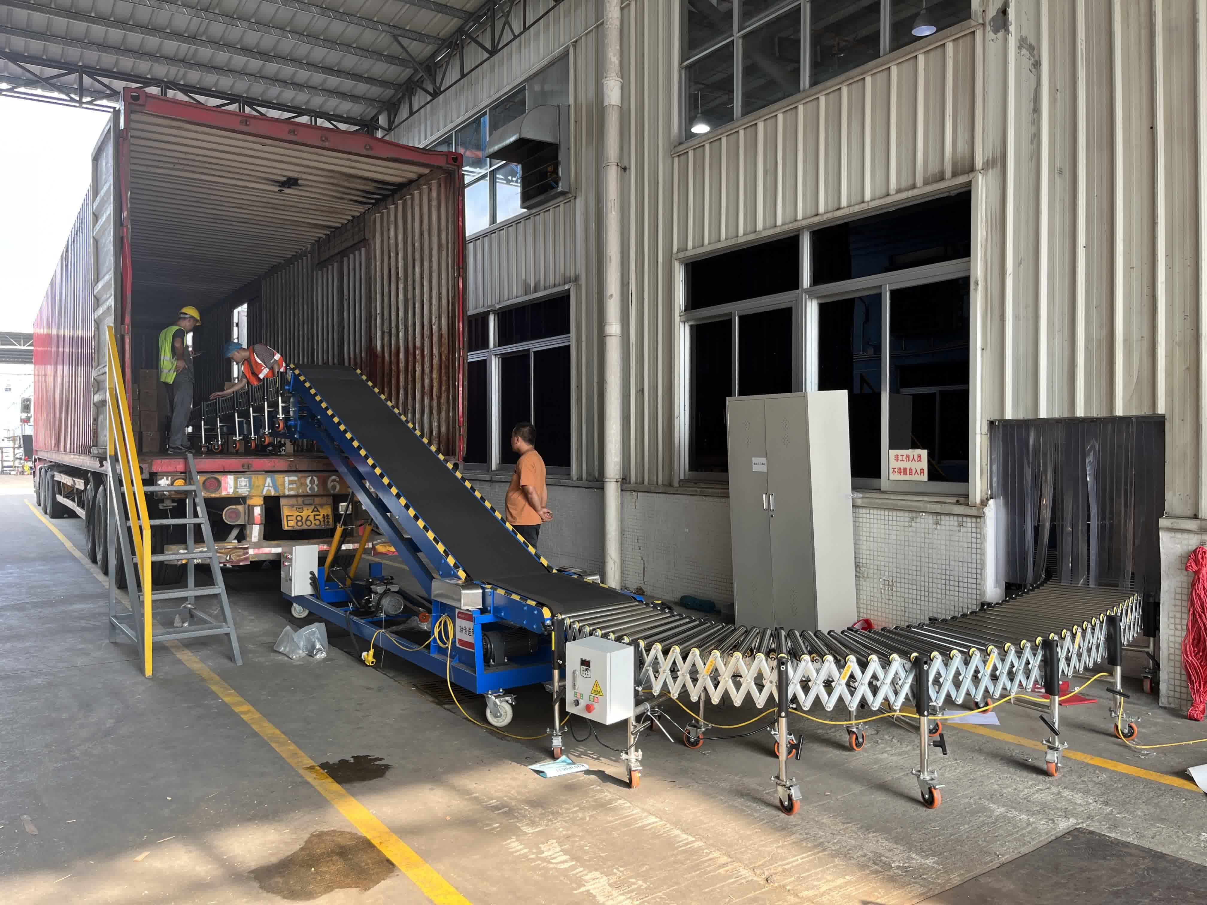 6.8 m Truck Loading and Unloading with Multi-Wedge Belt Roller Conveyor + Medium Hydraulic Conveyor