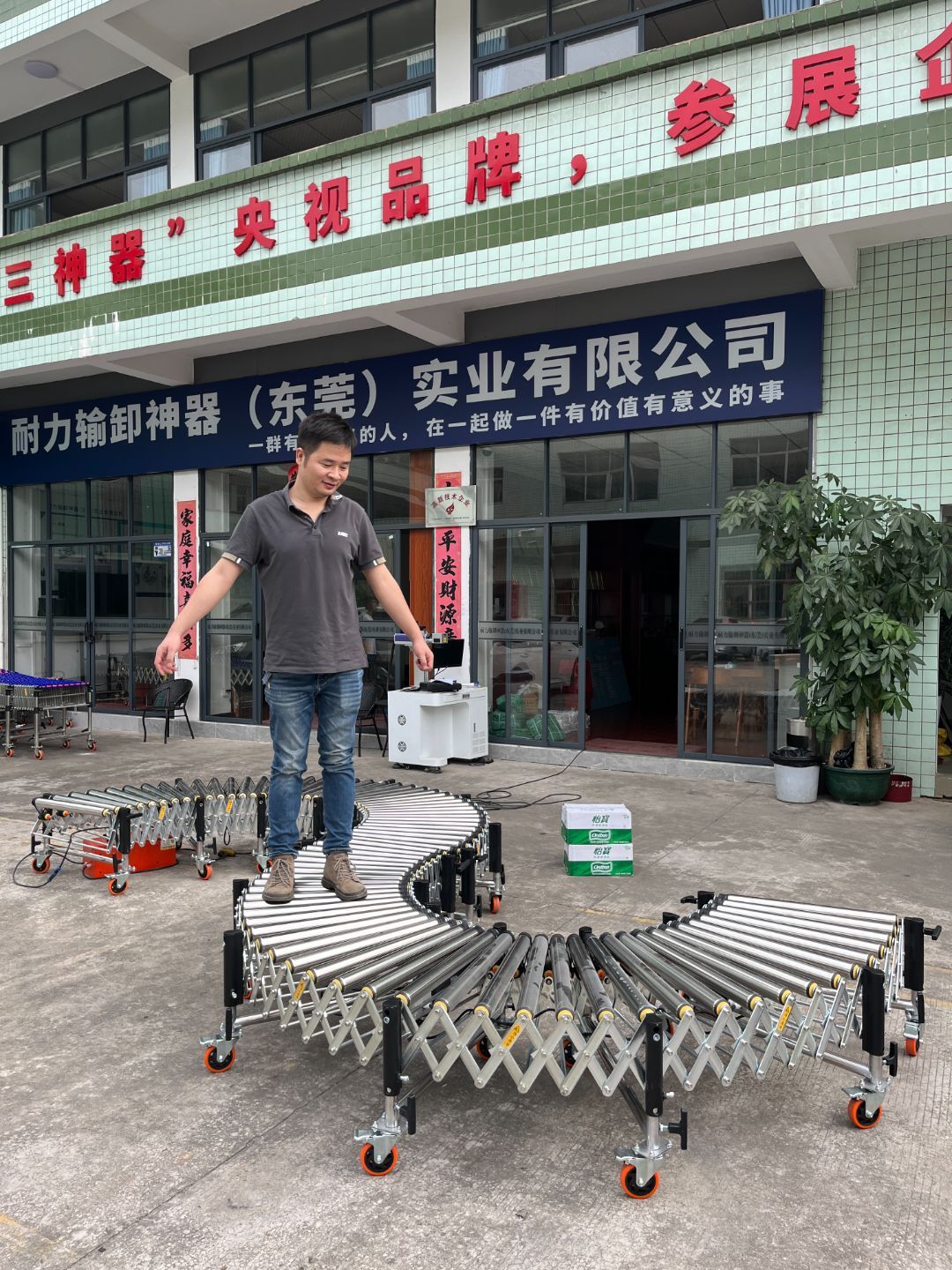Load-bearing Demonstration of the Multi-rib Belt Powered Roller Conveyor