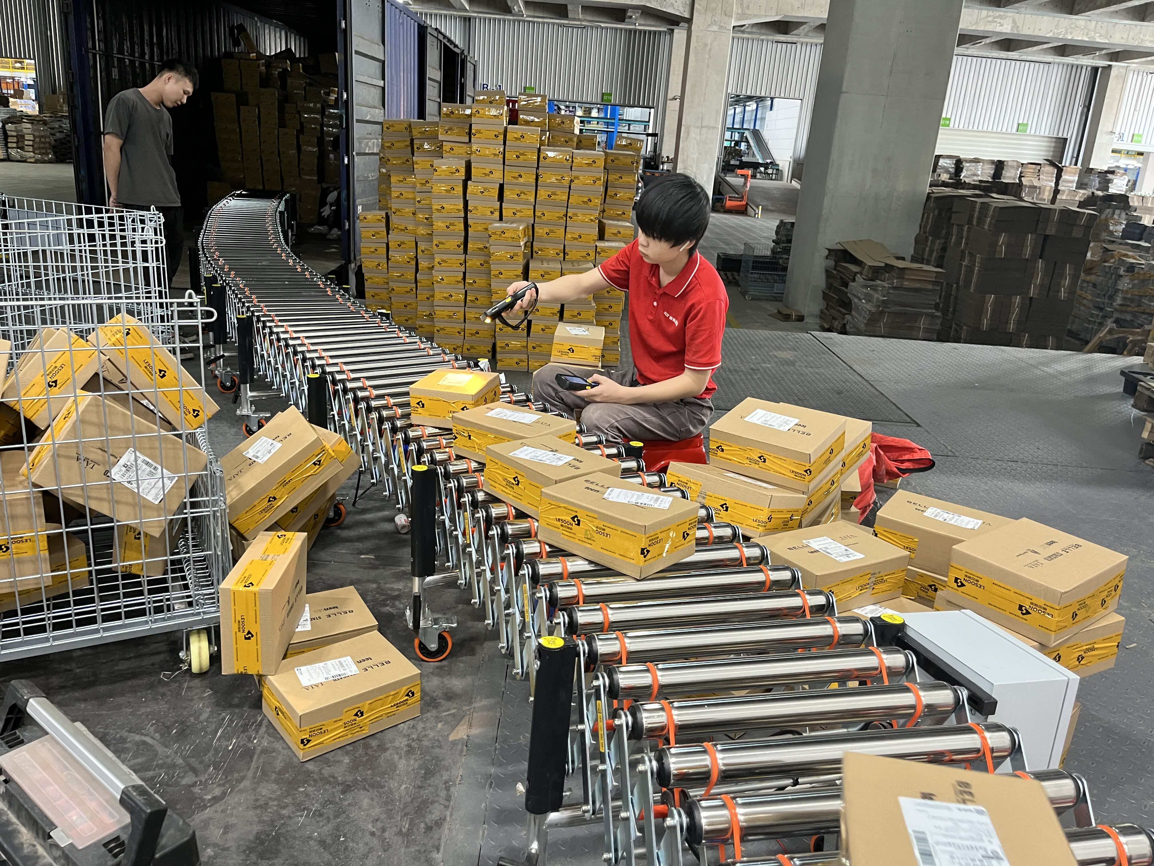 With a platform, the roller conveyor directly extends into the truck bed