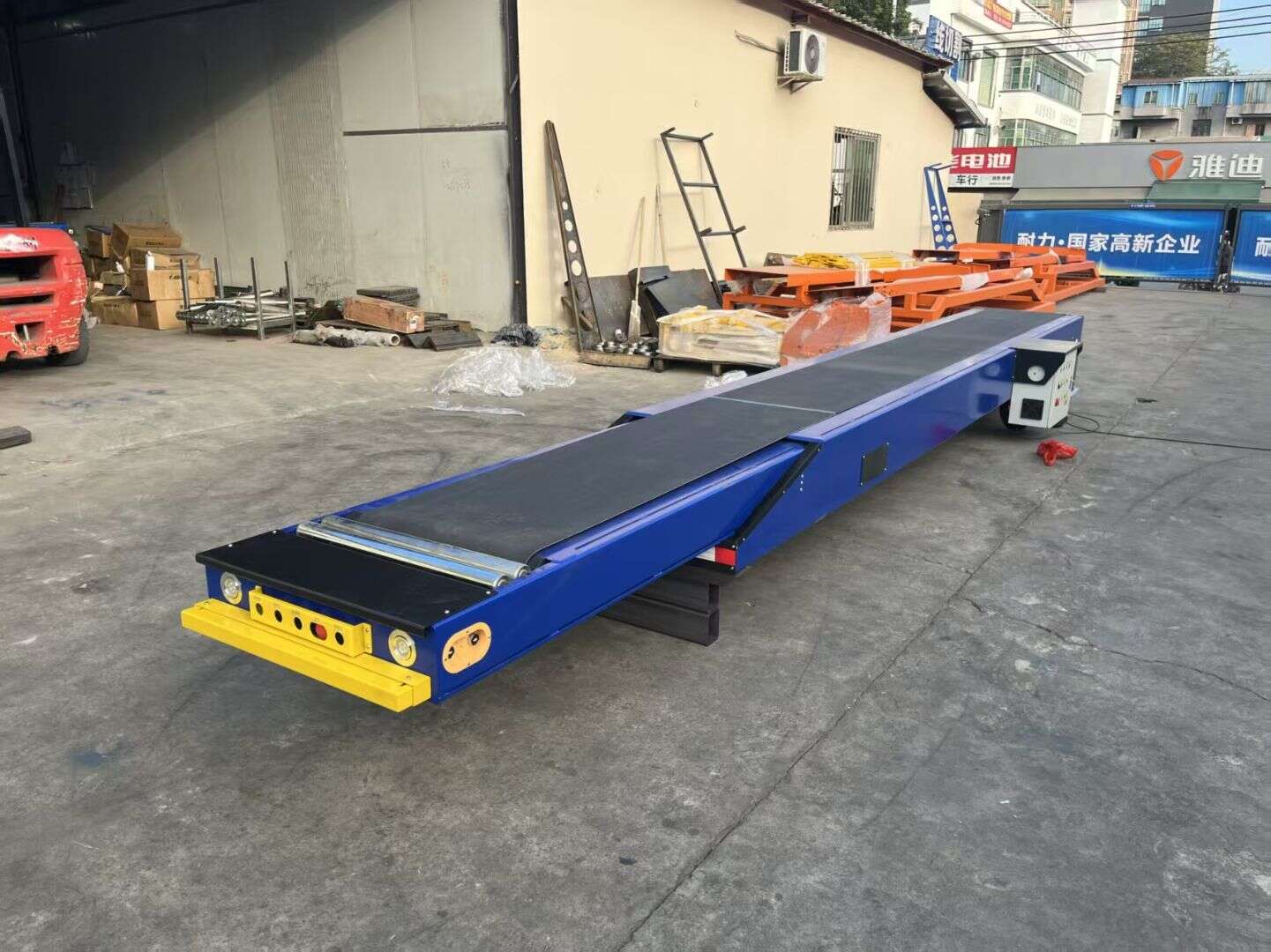 Unloading beverage cartons with gravity rollers