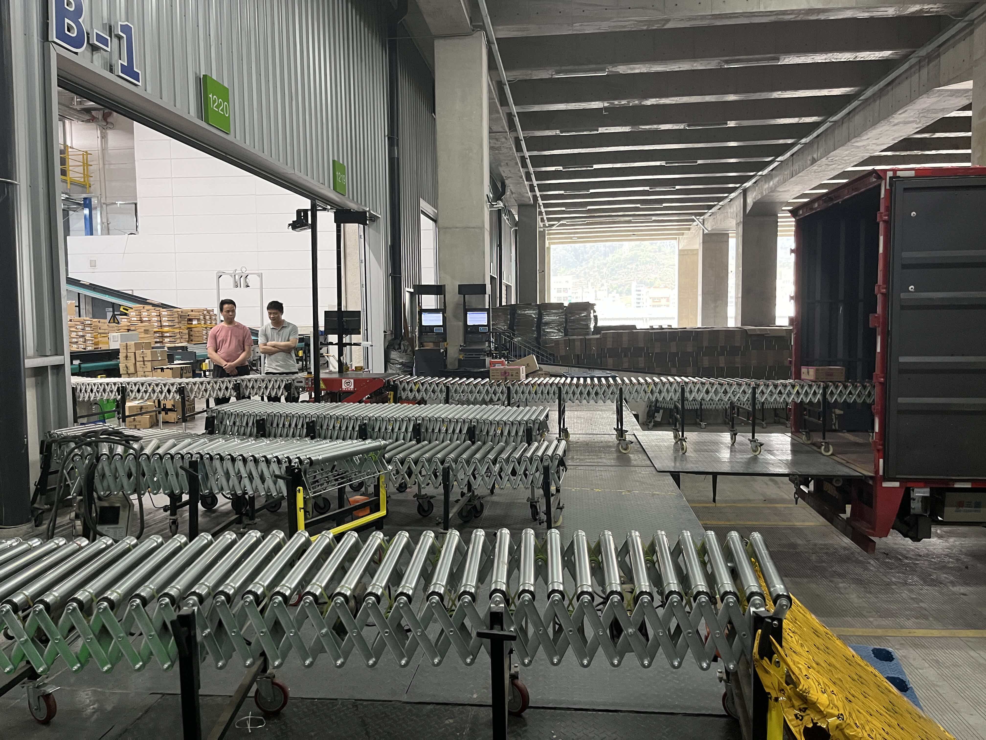 Roller conveyor connecting the smart cloud warehouse to the truck's final stretch