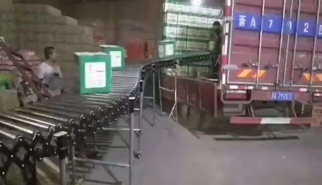Unloading from the side of a 9 m 6 truck: Gravity Roller Conveyor connection and warehouse staging position