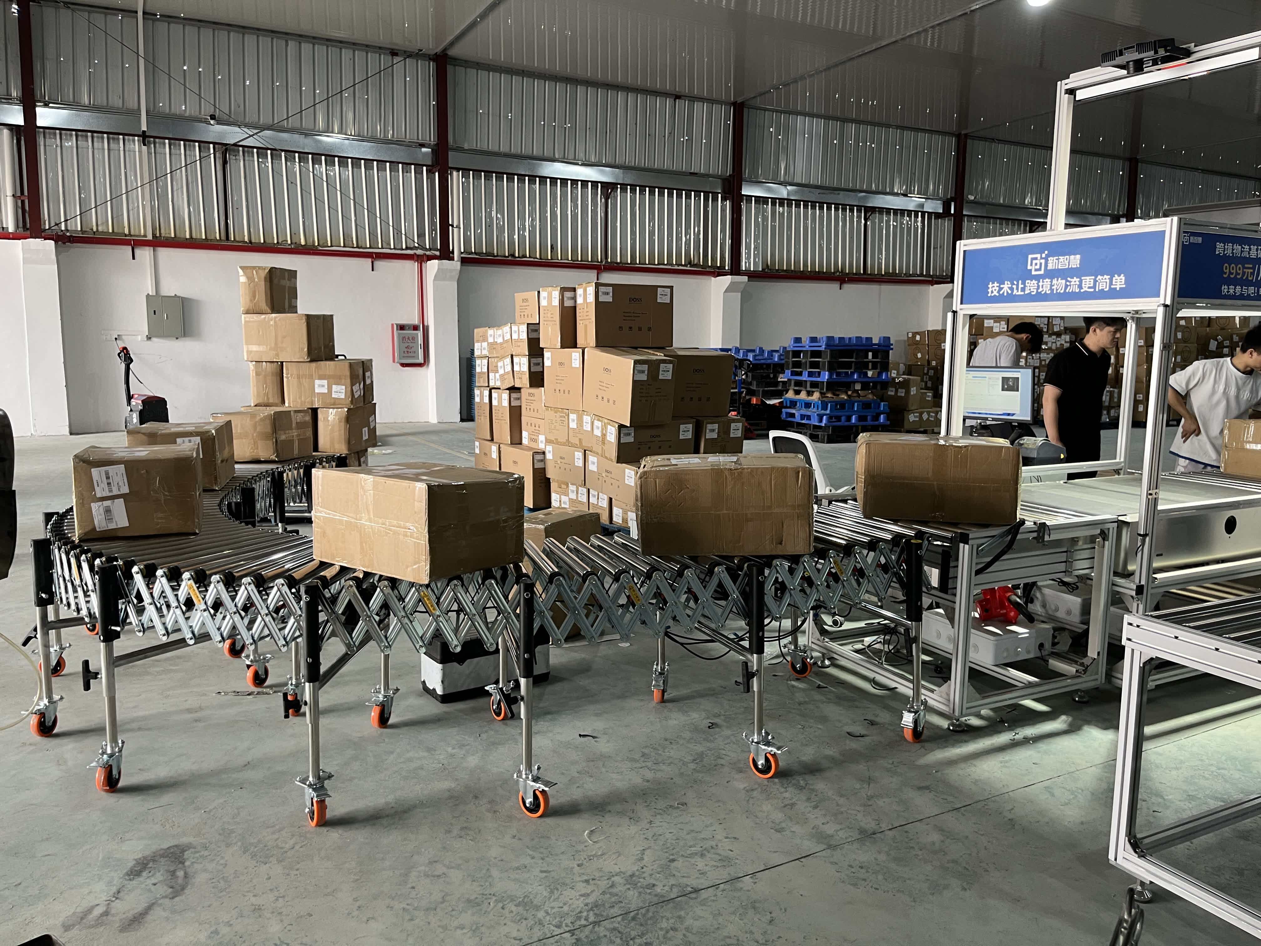 Photoelectric powered roller conveyor for spaced-out conveying.