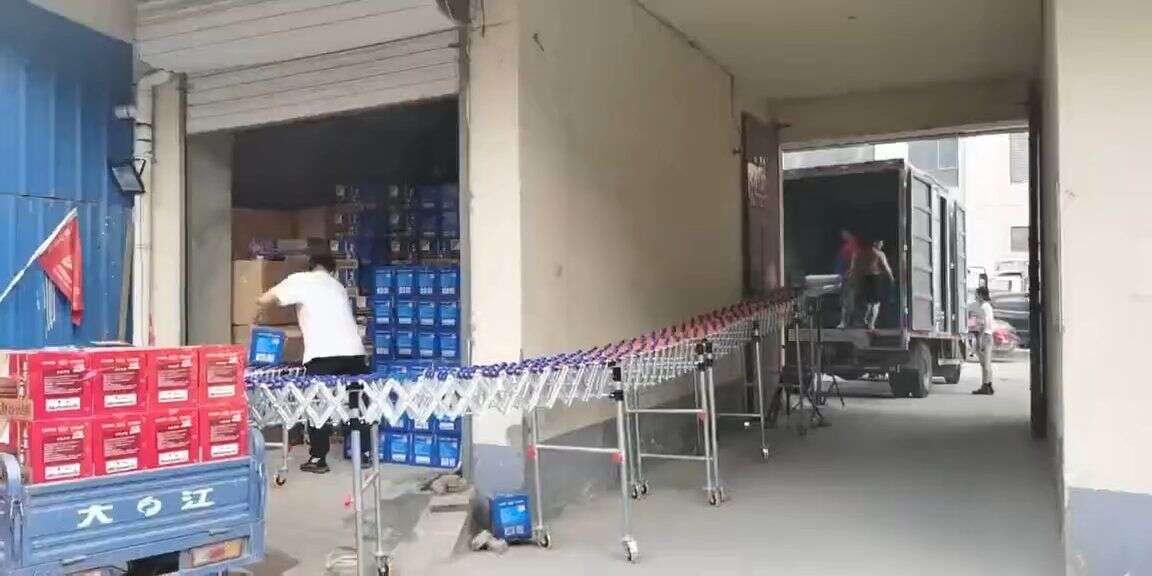 Gravity Skate Wheel Conveyor truck unloading turn