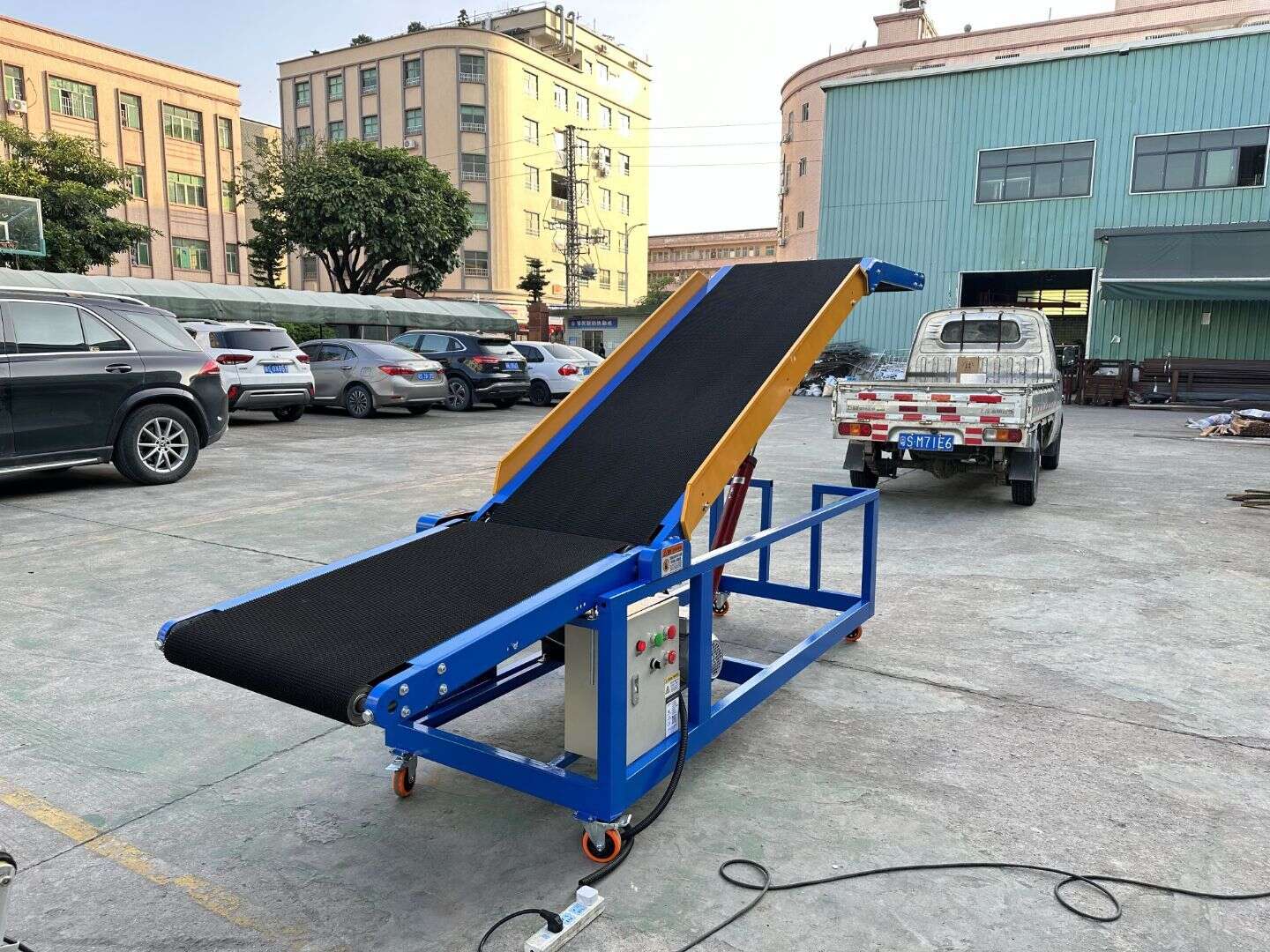 Hydraulic Conveyor Ground Loading